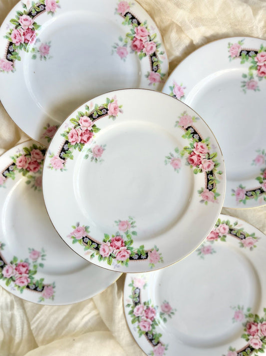 🩵 Le grand retour des assiettes vintage en porcelaine : quand le charme d’antan s’invite à table ! 🍽️✨