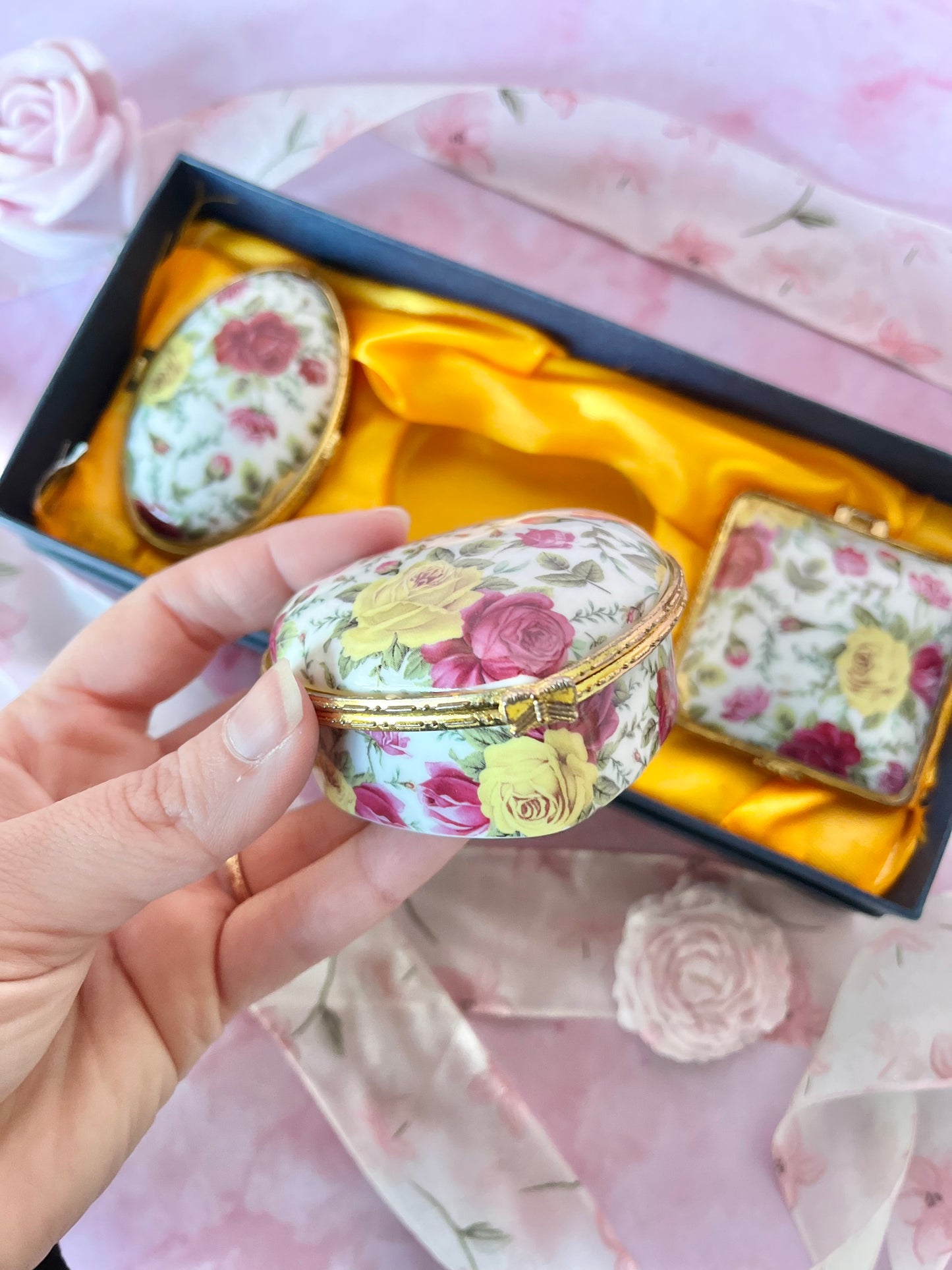 Trio de boîtes en porcelaine