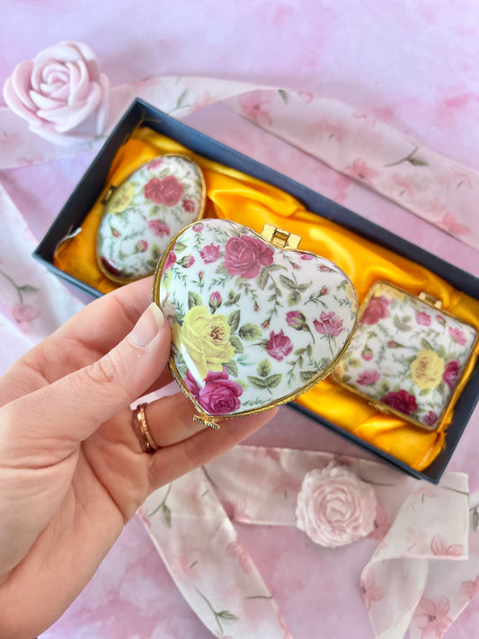 Trio de boîtes en porcelaine