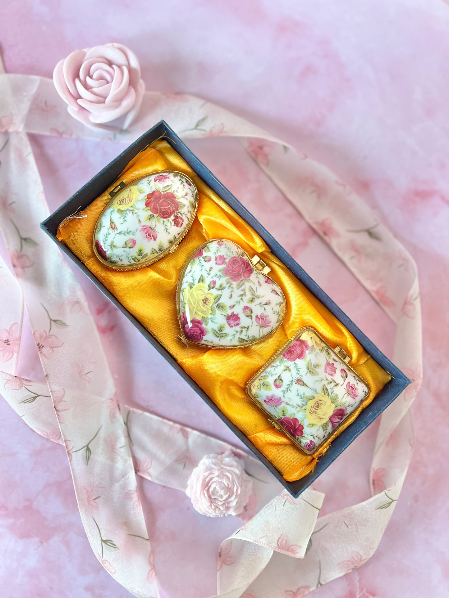 Trio de boîtes en porcelaine