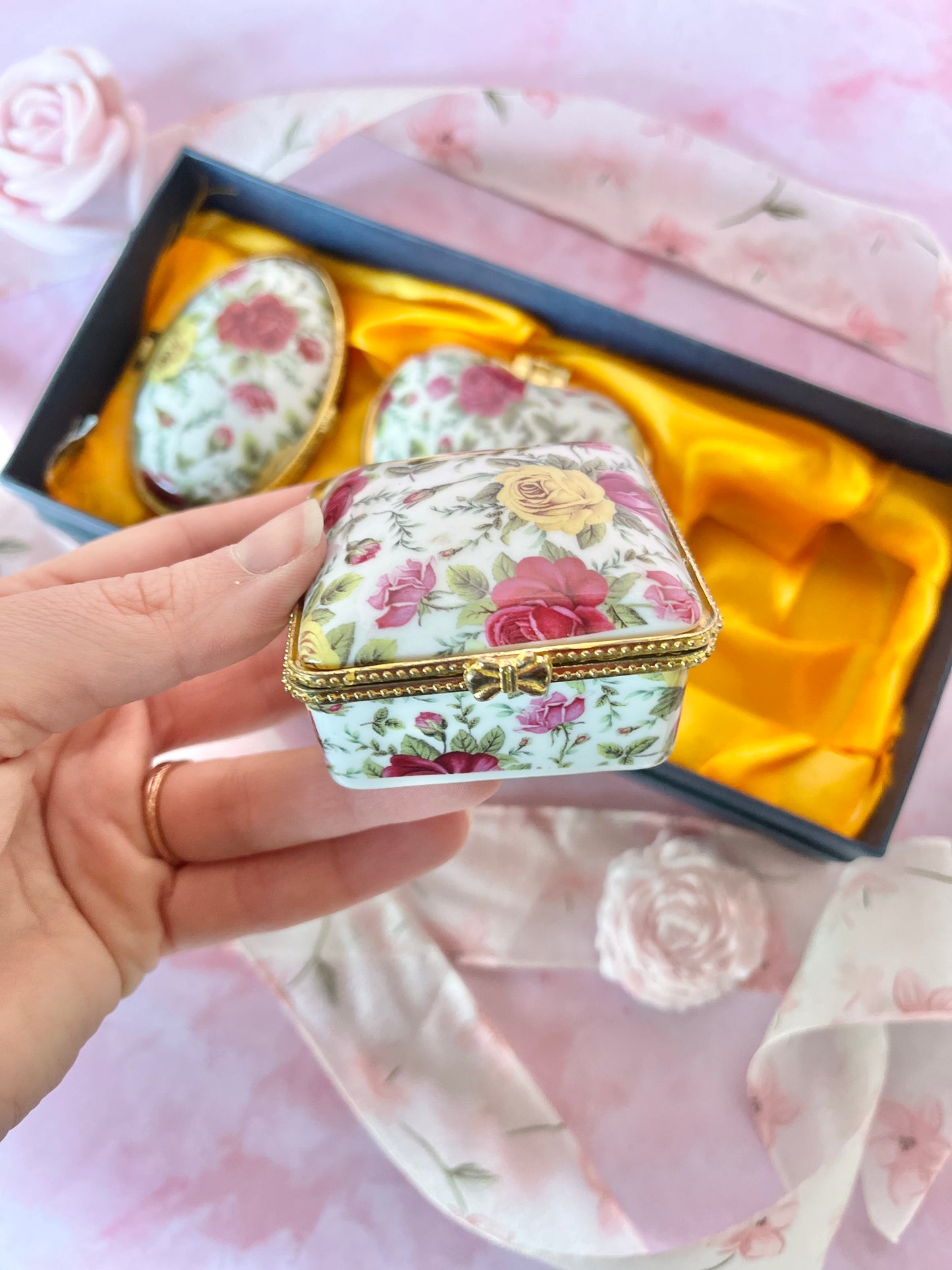 Trio de boîtes en porcelaine