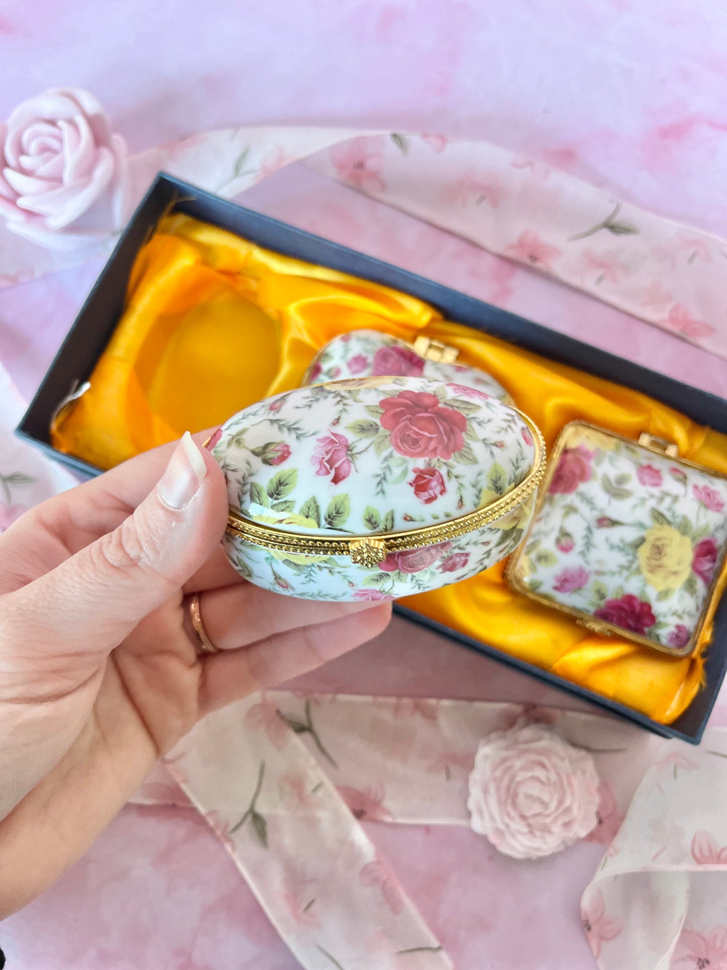 Trio de boîtes en porcelaine