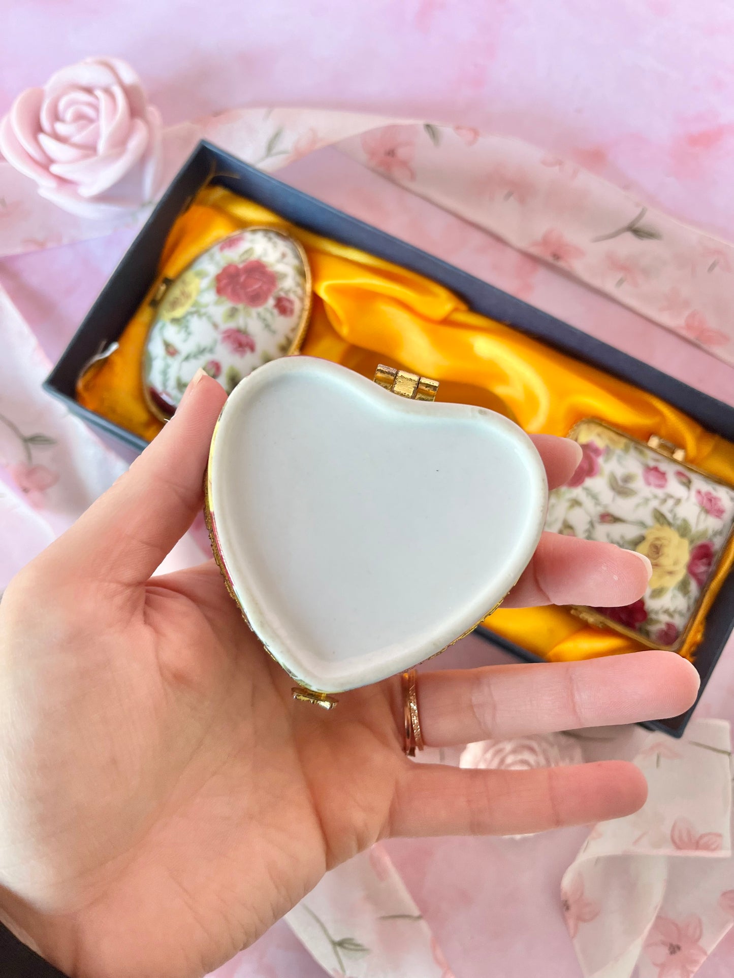 Trio de boîtes en porcelaine